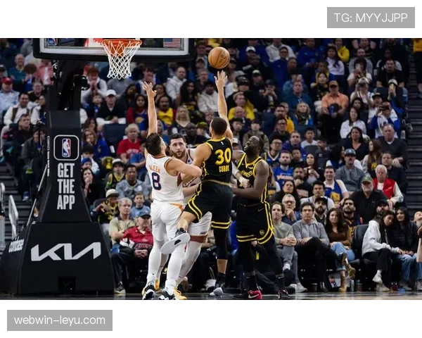 足球赛场风云持续升温，逆转胜利展现球队竞争力增强的趋势